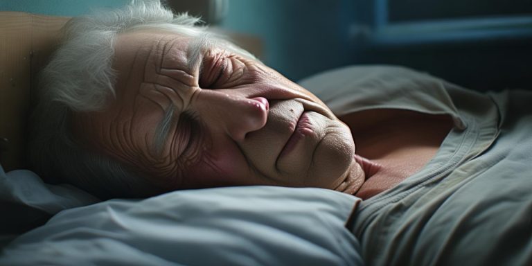八旬老人高温昏迷40度未开空调险丧命 警惕老年防暑