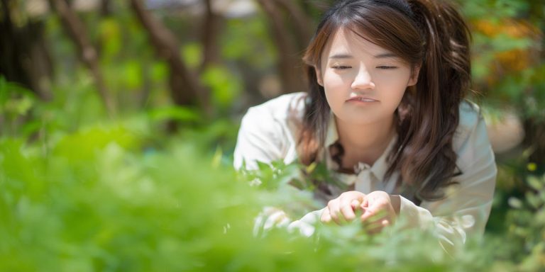 女子让螳螂啃瘊子 医生：不科学易感染