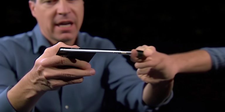 iPhone Air 5.6毫米机身能否掰断 苹果高管现场手撕测试