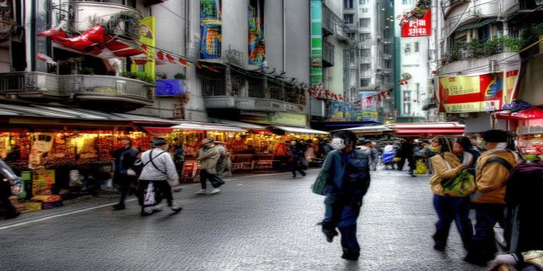 佛山00后理发师免费为老人剪王嘉尔发型传递温暖获赞