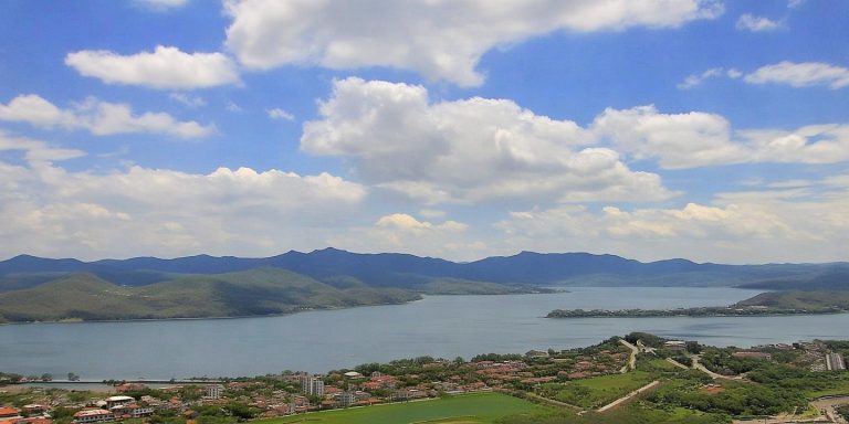 爱喝奶茶男子手指惨白像奶茶 网友提醒可能是雷诺现象