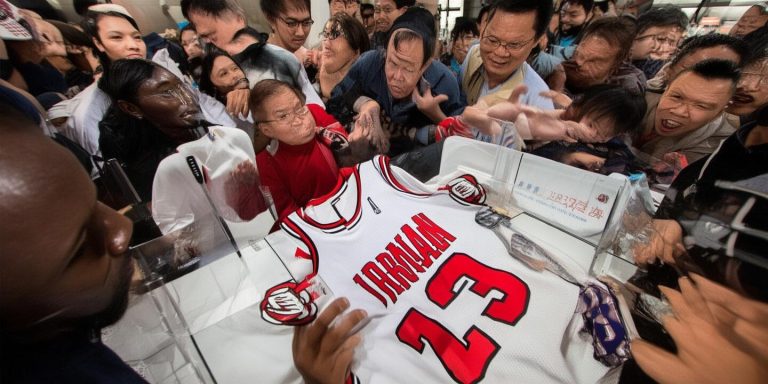 乔丹签名球衣胖东来售138000元 球迷热情购买