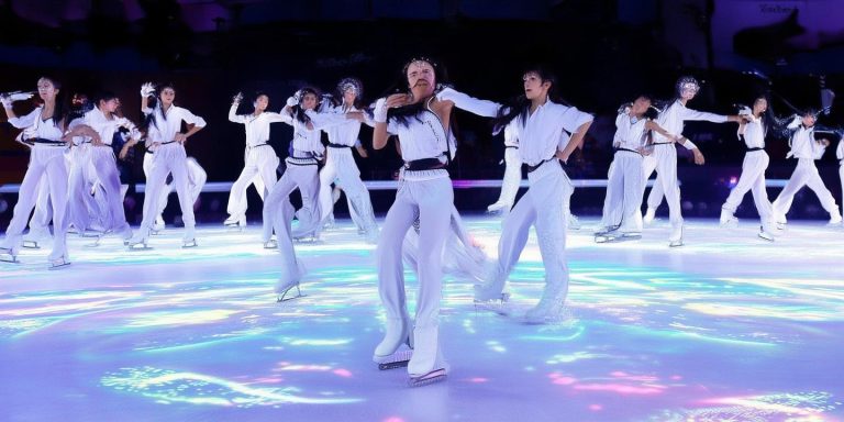 哈体院学生踩高跷冰鞋舞创纪录 融科技与艺术突破极限