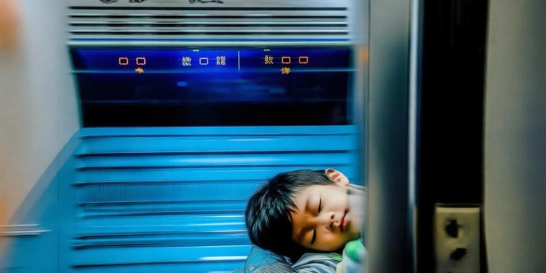 广州小孩地铁睡23站横跨五区到机场