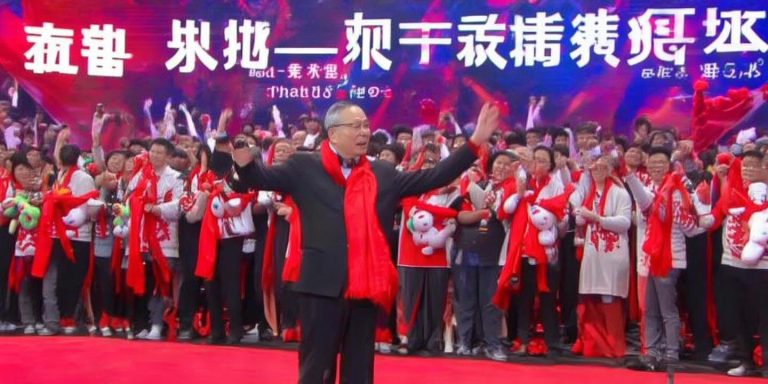 马化腾领唱冲冲冲 腾讯年会系红围脖送公仔