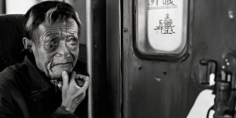 53岁农民工选择60多元绿皮车回家过年省百元买年货