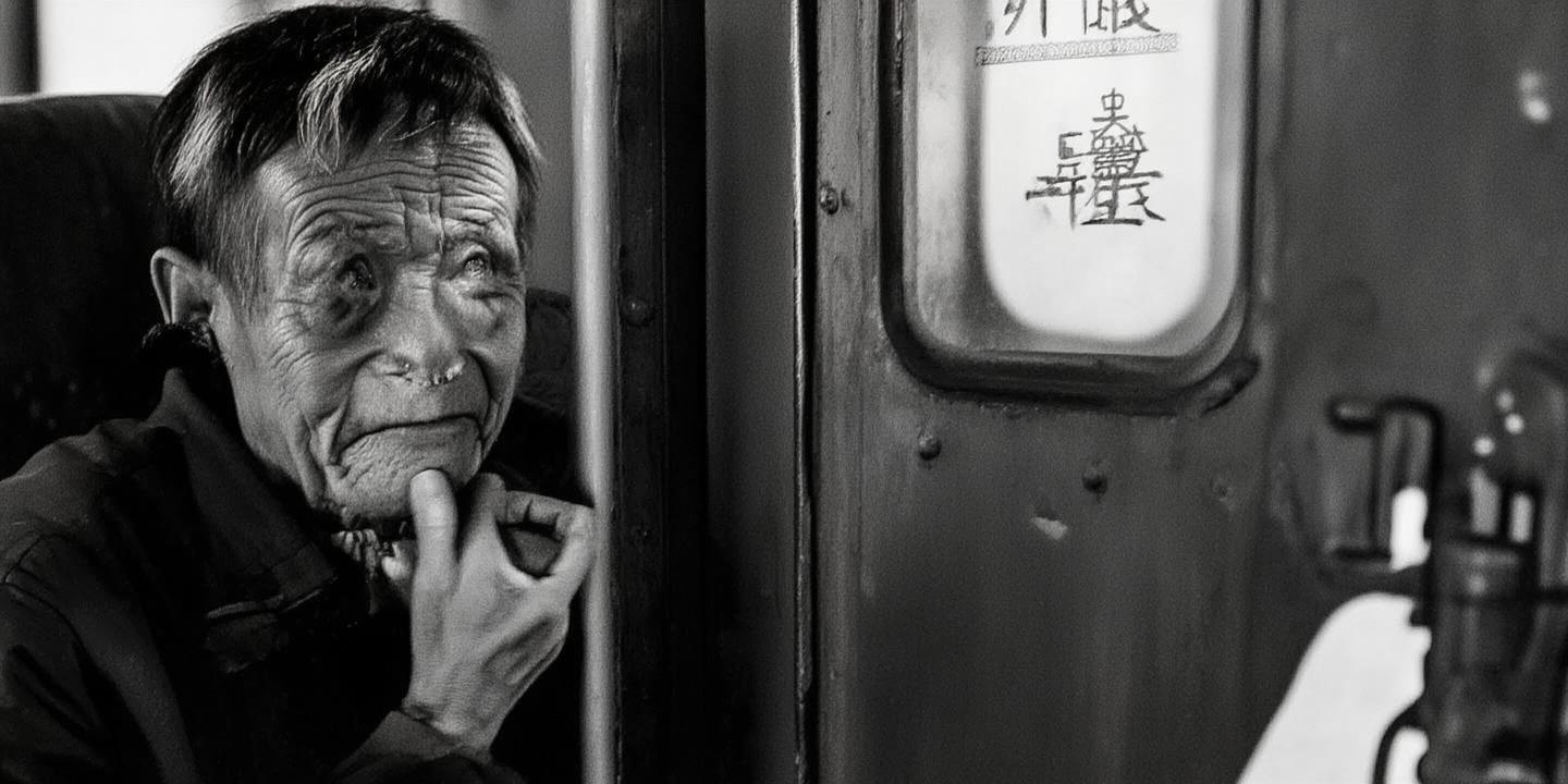 53岁农民工选择60多元绿皮车回家过年省百元买年货