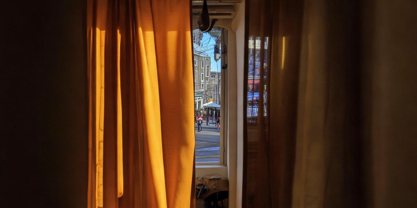 窗帘缝隙现神奇小孔成像现象 楼下街景倒映天花板插图 窗帘缝隙现神奇小孔成像现象 楼下街景倒映天花板