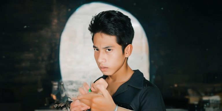 高一男生留山羊胡引争议 妈妈求助班主任如何应对