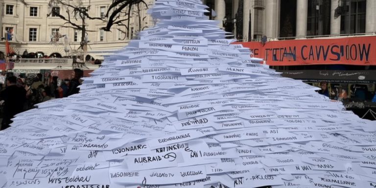 万名作家联名出版空白书抗议AI侵权 英国版权法改革引争议