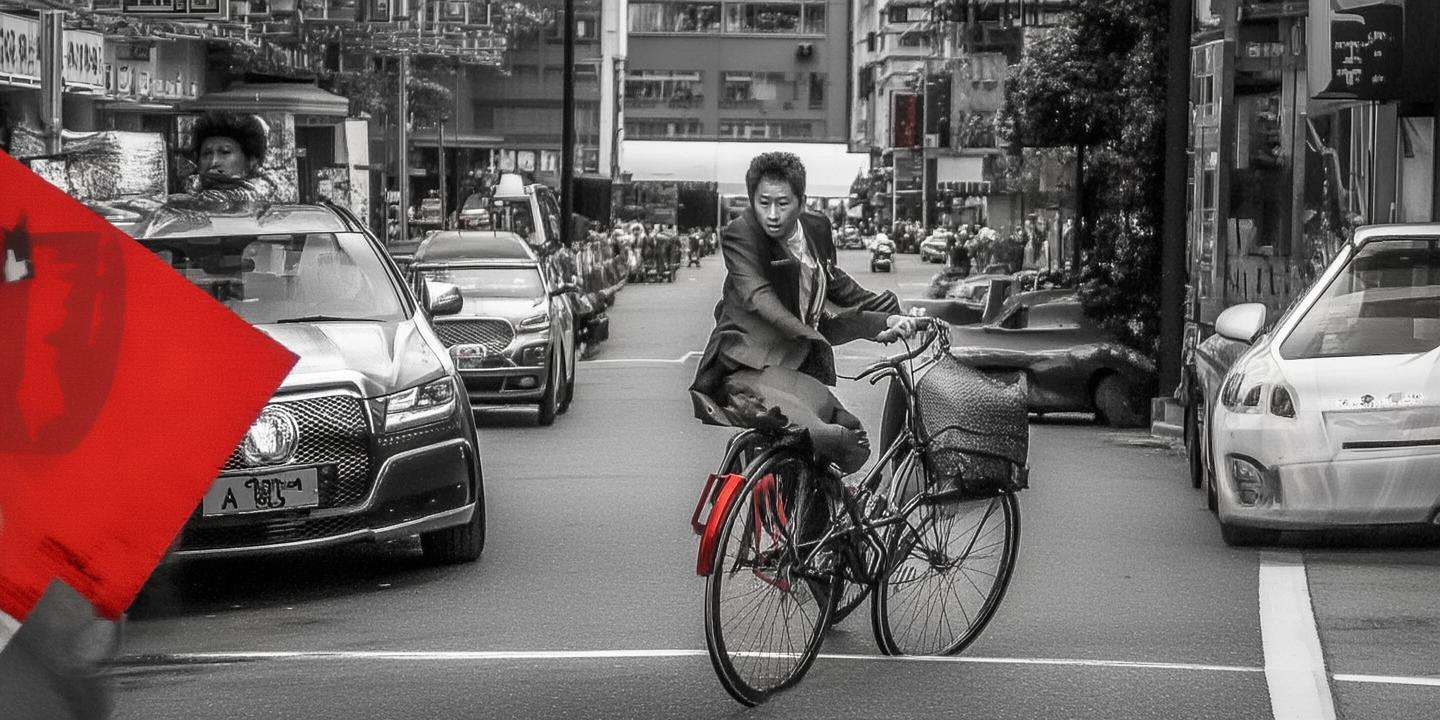 小伙三轮车侧翻让路婚车 新郎包100元红包致谢