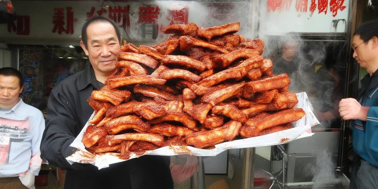 辽宁沈阳火锅店20斤排骨被大爷端走当事人已报警