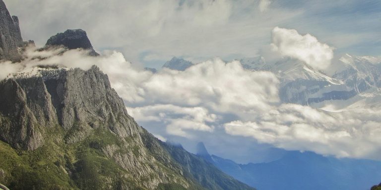 黄山夫妻登山感人画面丈夫扛妻上山网友直呼男友力爆棚