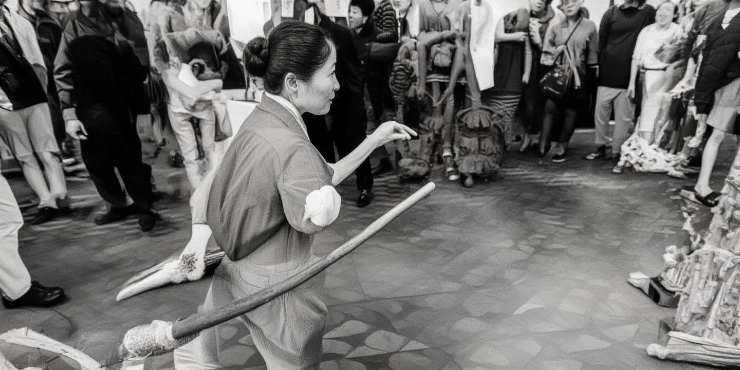 郑州博物馆保洁阿姨扫帚讲解文物引发热议馆方回应真相插图 郑州博物馆保洁阿姨扫帚讲解文物引发热议馆方回应真相