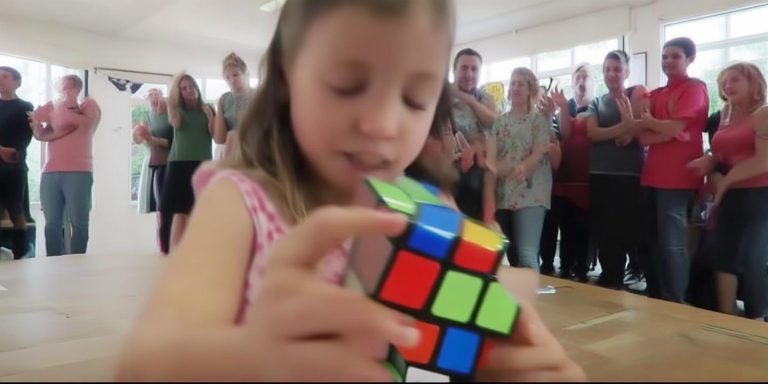 3岁女童19秒还原三阶魔方创世界纪录