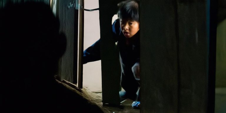 湖南孙子半夜发现奶奶站在门缝里被吓一跳又忍不住笑