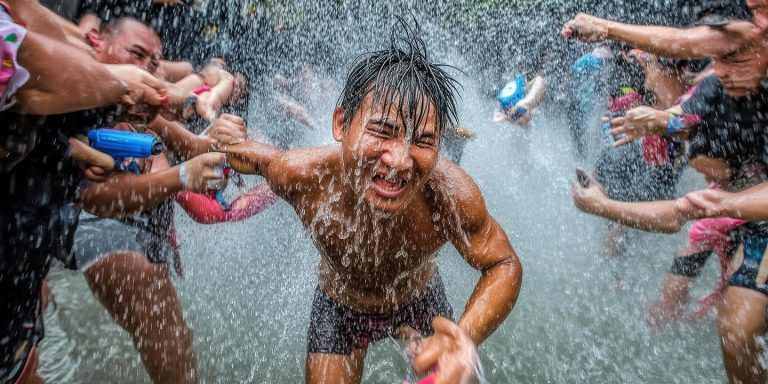 云南泼水节男子洗头遭群攻 水枪齐发上演欢乐助攻
