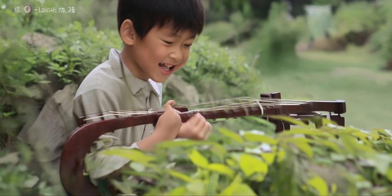 小男孩二胡演奏《春天哪里》悼念去世乌龟反差萌引热议