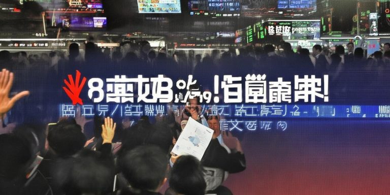 联想发布史上最强财报 股价暴涨18.63%创26年新高